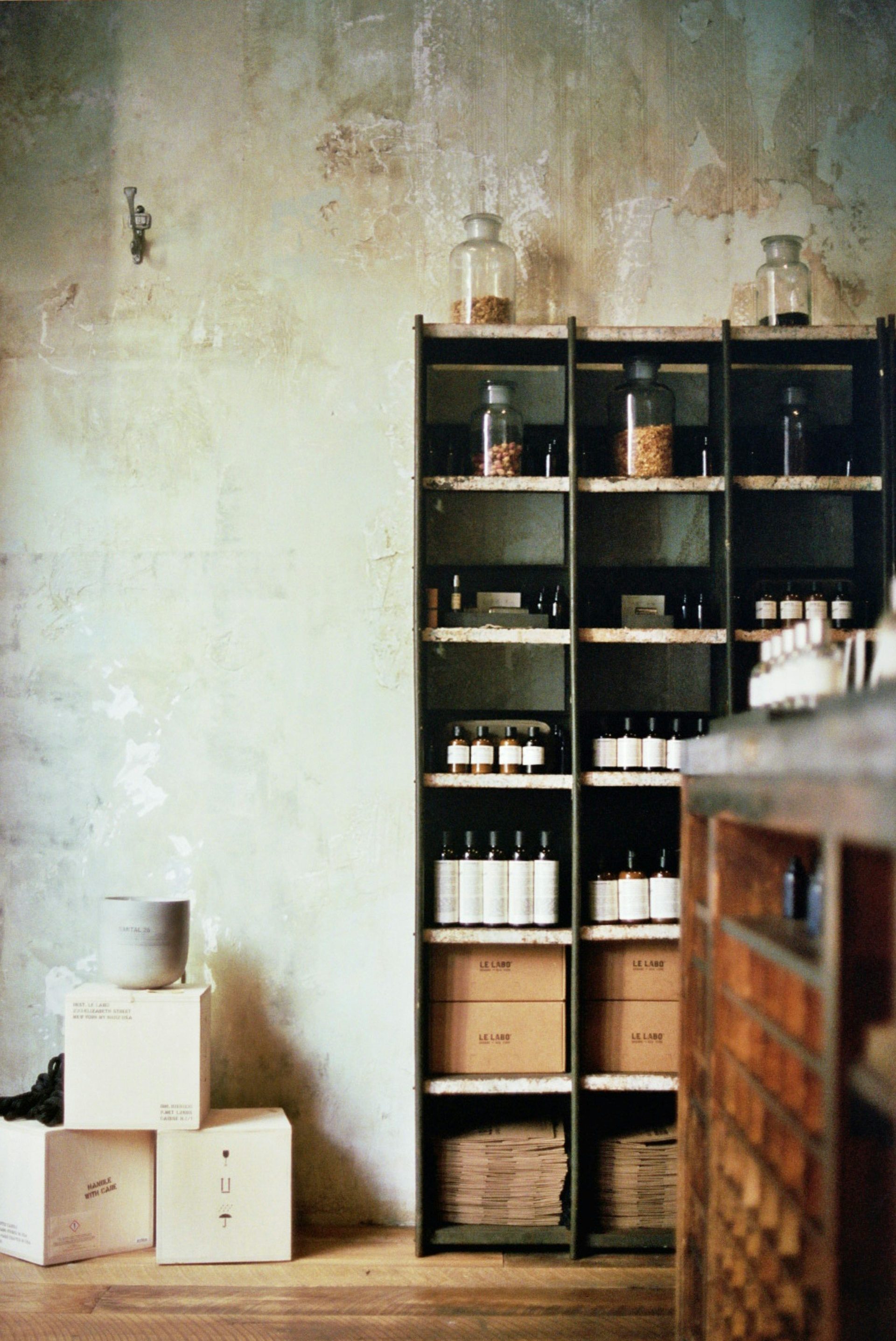 una habitación llena de estanterías repletas de botellas